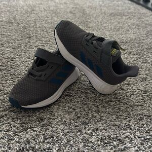 Kids adidas tennis shoes